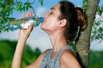 වැඩිපුර ජලය පානය කළ යුතු බව අපට නිතර කියනු ලැබේ, නමුත් හරියටම ජලය වැදගත් වන්නේ ඇයි?