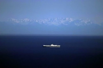 French Riviera இன் வானத்தில் கோர்ஸ் தீவின் மலைப்பகுதி ; கண்டு களித்த சுற்றுலாவாசிகள்