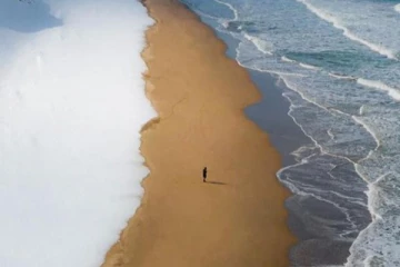 ஒரு பக்கம் கடல்.. மறு பக்கம் பனி! இயற்கை அன்னையின் ஆச்சரிய புகைப்படம்