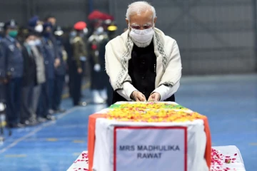 பிபின் ராவத் உடலுக்கு பிரதமர் நரேந்திர மோடி அஞ்சலி: முழு இராணுவ மரியாதையுடன் இறுதிச்சடங்கு