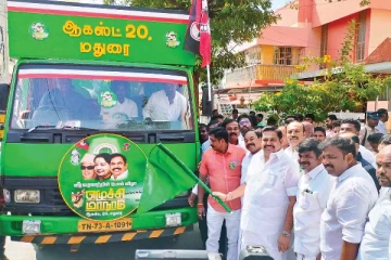 மதுரை எழுச்சி மாநாட்டில் எடப்பாடி பழனிச்சாமி மீது தூவப்பட்ட 1000 கிலோ ரோஜாப்பூக்கள்!