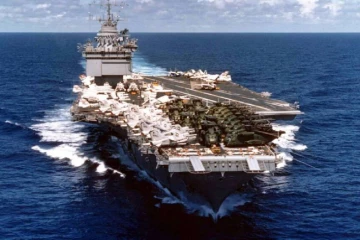 அமெரிக்காவின் வானூர்தி தாங்கிப் போர்க்கப்பலில் தீ விபத்து ; இரு கடற்படை வீரர்கள் காயம்