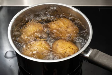 உருளைக்கிழங்கை குளிர்சாதன பெட்டியில் வைக்கலாமா? தெரிஞ்சிக்கோங்க!