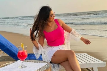 இப்படியொரு ஆடையில் கிளாமர் போஸ்!! வரம்புமீறும் நடிகை யாஷிகா ஆனந்த்...