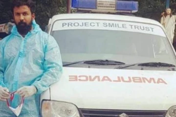 கொரோனாவின் கோரப்பிடியில் இந்தியா; ஆம்புலன்ஸ் டிரைவராக மாறிய பிரபல நடிகர்