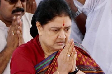 தேர்தல் முடிவுகளில் கவனம் செலுத்தும் சசிகலா