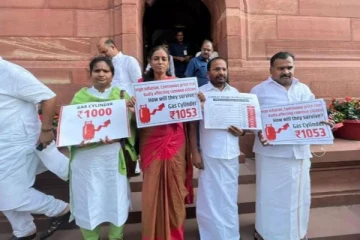 ஜோதிமணி உட்பட 4  காங்கிரஸ் எம்.பிக்கள் திடீர் இடைநீக்கம்!