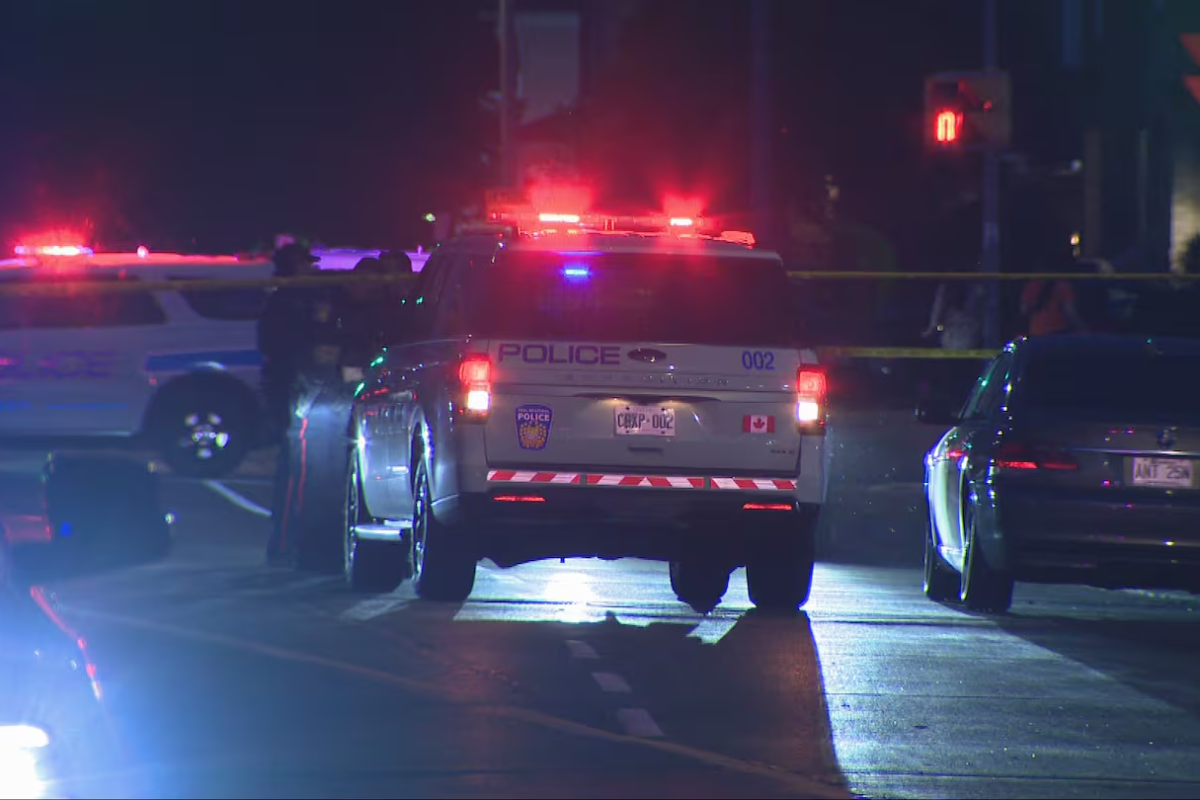 கனடாவில் வீடொன்றில் துப்பாக்கிச் சூடு ஒருவர் பலி | 1 Dead At Least 2 Suspects Sought After Shooting