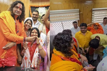 பாஜகவில் இணைந்த கவுன்சிலர்கள் - மாட்டு மூத்திரம் குடிக்க வைத்த எம்எல்ஏ