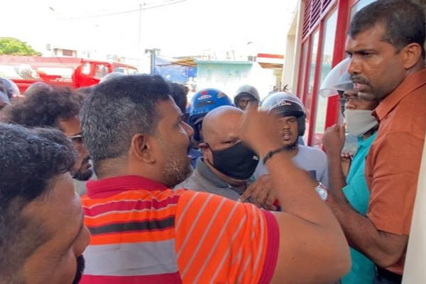 படையினருக்கு வழங்கப்பட்ட எரிபொருள்- மக்கள் ஒன்று கூடியதால் எரிபொருள் நிரப்பும் நிலையத்தில் பதற்றம்! | Sri Lanka Mannar Fuel Peoples
