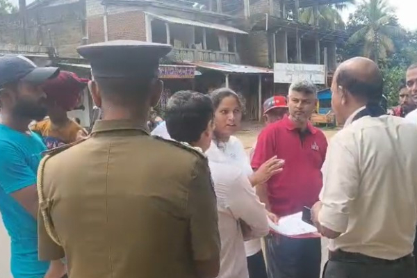 தமிழர் பகுதியில் இடமாற்றம் செய்யப்பட்ட ஆசிரியர் ; போராட்டத்தில் குதித்த பெற்றார்கள் | Teacher Transferred To Tamil Area