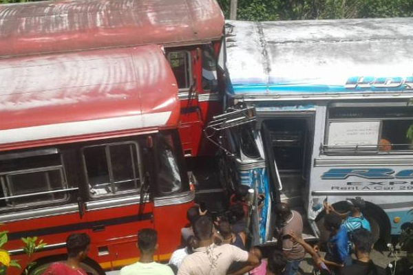 நேருக்கு நேர் மோதிய இரண்டு பேரூந்துகள்: 4 பேருக்கு நேர்ந்த விபரீதம் | Ginigathhena Colombo Hatton Road Bus Accident