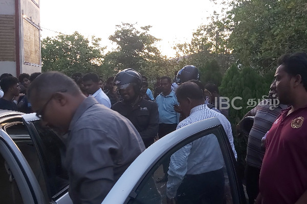 பல்கலைக்கழகத்தில் பெரும் பதட்டம்! இரு மாணவர்கள் பலி - துணைவேந்தர் மீதும் தாக்குதல்(படங்கள்) | Tense Situation In University Of Vavuniya