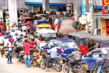 பல பிரதேசங்களில் எரிபொருளுக்கு தட்டுப்பாடு? நீண்ட வரிசைகளில் மக்கள்
