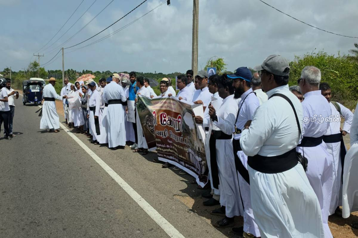 செம்மணி புதைகுழிக்கு சர்வதேச நீதி வேண்டும்..! அமைதி வழிப் போராட்டத்தில் குதித்த அருட்தந்தையர்கள் | Protest In Jaffna Demanding Justice In Chemmani