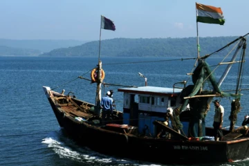 இந்திய இழுவைப் படகுகள் நெடுந்தீவு கடற்பரப்பில் அத்துமீறல்