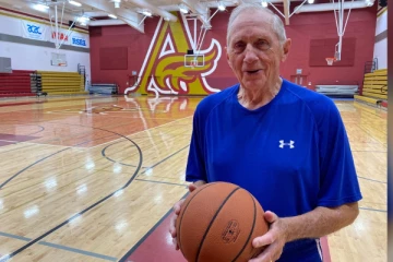 கனடாவில் 87 வயதான கூடைப்பந்தாட்ட வீரர்