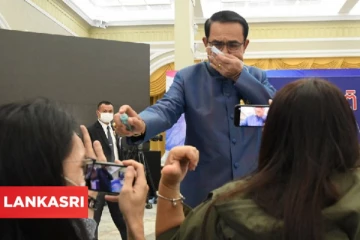 பத்திரிகையாளர் சந்திப்பில் பிரதமர் செய்த சர்ச்சைக்குரிய செயல்! கமெராவில் சிக்கிய சம்பவம்