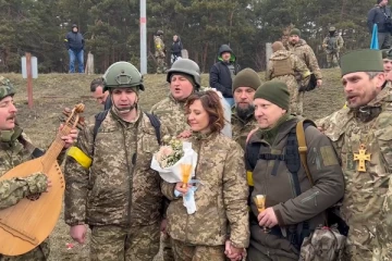 போருக்கு நடுவே பூத்த காதல்! ராணுவ உடையில் திருமணம் செய்து கொண்ட உக்ரேனிய தம்பதி... நெகிழ்ச்சி வீடியோ