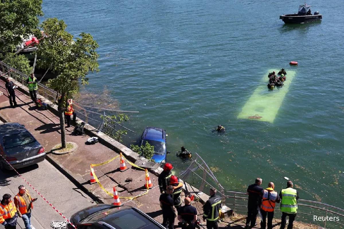பிரான்ஸ் நகரமொன்றில் ஆற்றுக்குள் பாய்ந்த பேருந்து | Paris Trainee Driver Crashes Bus Into The River