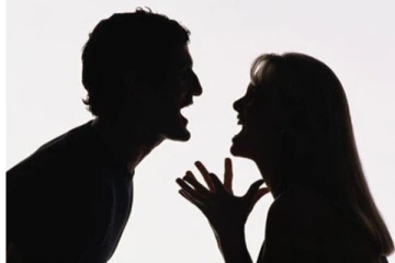 தகராறில் ஈடுபட்ட மனைவி - லிஃப்ட்  குழாய் வழியாக தள்ளிவிட்ட கணவர்