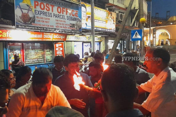 கோட்டா நீ போப்பா... இரவே கொச்சிக்கடையில் போராட்டத்தை அரம்பித்த மனோ! (Photos) | Mano Started The Protest In Kochikade Last Night