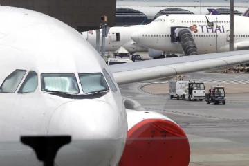 விமானத்தின் கதவை திறந்த கனேடியரினால் ஏற்பட்ட சர்ச்சை