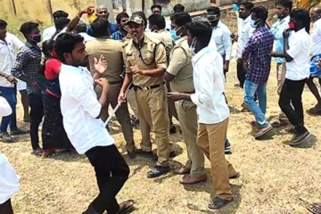 வாக்குச்சாவடியில் போலீசாருடன் வாக்குவாதத்தில் ஈடுபட்ட பொதுமக்கள்