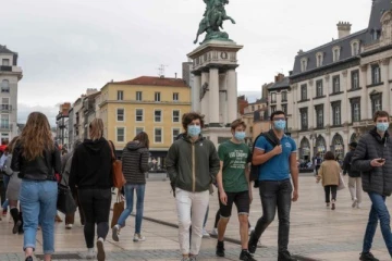 ஊரடங்கு கட்டுப்பாடுகளை தளர்த்த பிரான்ஸ்! மகழ்ச்சியுடன் வெளியில் வரும் மக்கள்