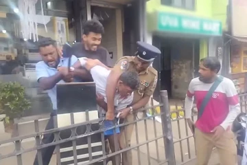 பதுளையில் நடுவீதியில் நடந்த கோர சம்பவம் ; தம்பியை கொடூரமாக தாக்கிய அண்ணா!