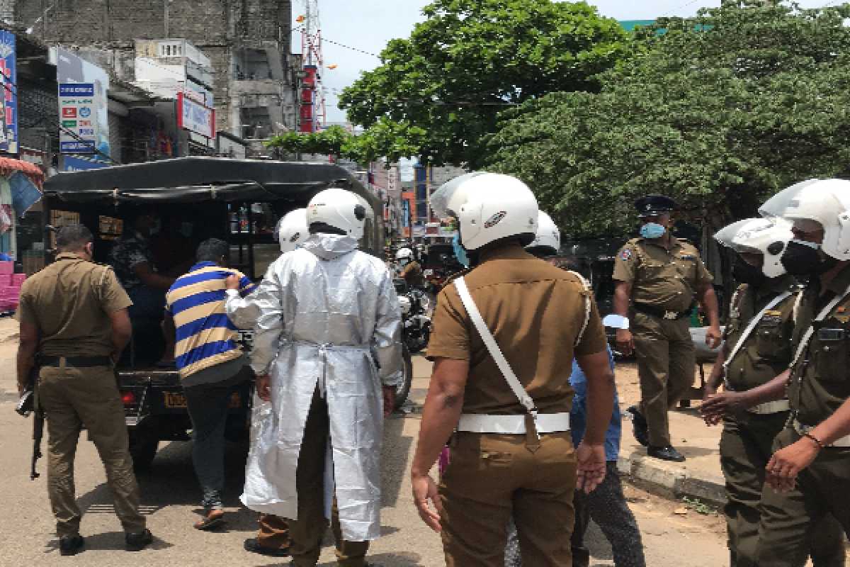 மட்டக்களப்பில் ஆலயத்தில் வாள்வெட்டுத்தாக்குதல் : பெண்கள் உட்பட நால்வர் படுகாயம் | Four People Injured In Sword Attack Batti Temple மட்டக்களப்பில் ஆலயத்தில் வாள்வெட்டுத்தாக்குதல் : பெண்கள் உட்பட நால்வர் படுகாயம் | Four People Injured In Sword Attack Batti Temple