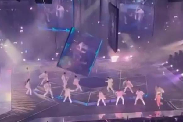 மேடையில் நடனமாடிக் கொண்டிருந்த இளைஞர்! பதைபதைக்க வைத்த வீடியோ காட்சி | Giant Screen Fell Mirror Band Performing Video