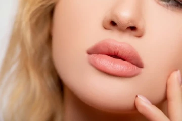 எச்சிலால் உதட்டை நனைத்தால் உதட்டுக்கு ஆபத்தா? கட்டாயம் தெரிஞ்சிக்கோங்க!