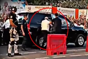 பிரதமர் மோடியின் காரில் ஏற முயன்ற முதல் மந்திரிக்கு நேர்ந்த நிலை!(Video)