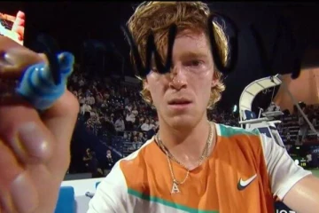 போர் வேண்டாம் எனக்கூறி ரஷ்ய டென்னிஸ் வீரர் செய்த துணிச்சல் செயல்