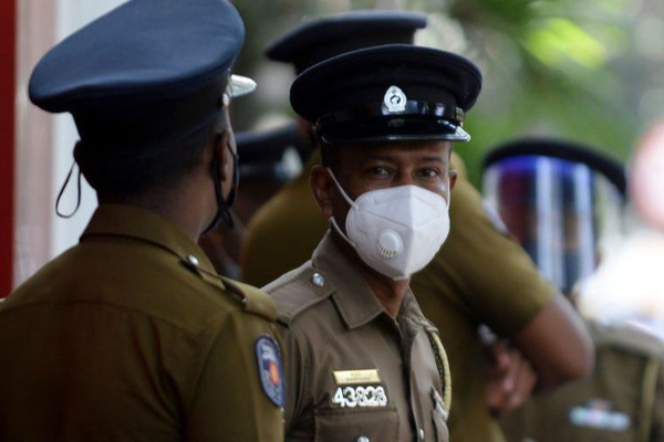 சக மாணவிகளிடம் சேட்டை; தட்டிக்கேட்ட பாடசாலை மாணவர்கள் மருத்துவமனையில்! | Pranking Fellow Students