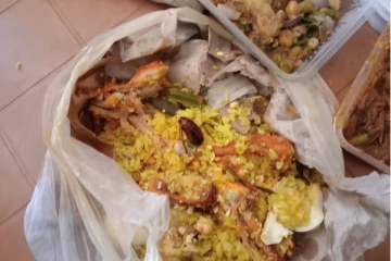 மட்டக்களப்பு கோழி புரியாணியில் கரப்பான் பூச்சி !