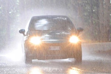 මේ දවස්වල වැස්සේ වාහනය පදිද්දී බලාගෙන.