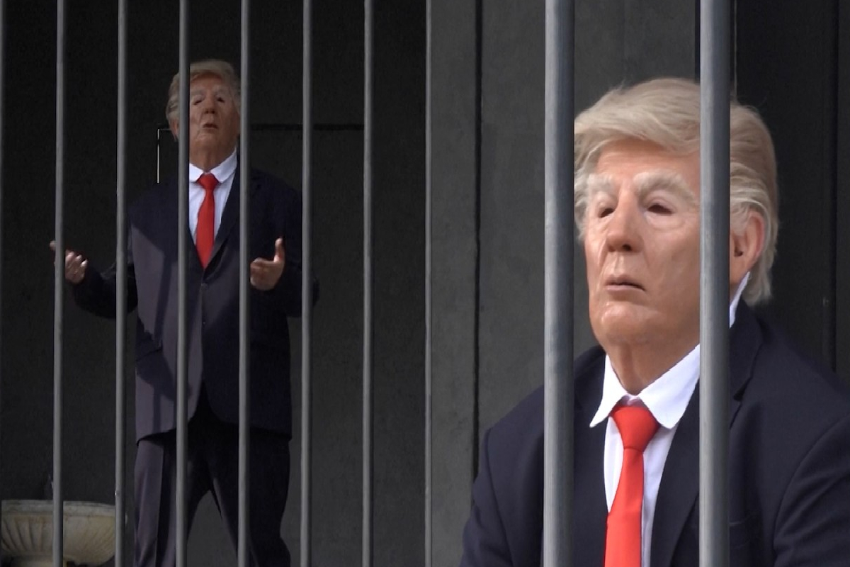 ஈரான் சிறையில் டொனால்ட் ட்ரம்ப்; உறங்குவது போன்ற காட்சிகள் | Donald Trump In An Iranian Prison Scenes ஈரான் சிறையில் டொனால்ட் ட்ரம்ப்; உறங்குவது போன்ற காட்சிகள் | Donald Trump In An Iranian Prison Scenes