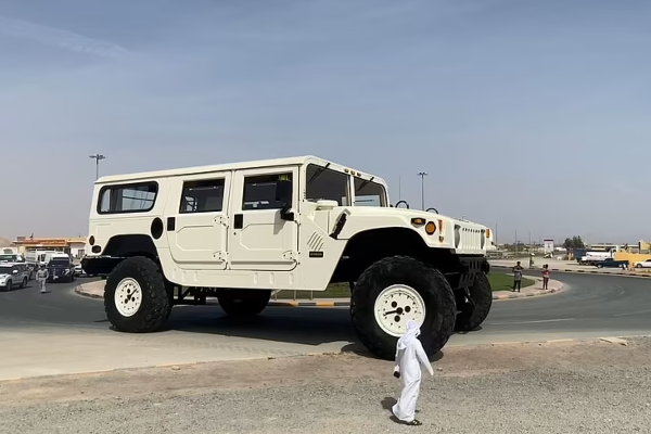 வைரலாகும் துபாய் ஷேக்கின் ஹம்மர் கார் வீடியோ! | Dubai Shaikh S Hummer Car Video Going Viral