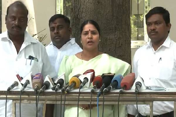 விஜய் ரசிகருக்கு பொண்ணு கொடுக்காதீங்க; காதலிக்காதீங்க - கொந்தளித்த வீரலட்சுமி! | Dont Fall Love Marry Vijay Fans Says Veeralakshmi