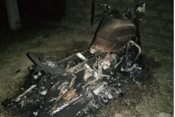 விசமிகளால் உந்துருளிக்கு தீ வைப்பு: முற்று முழுதாக எரிந்து நாசம்