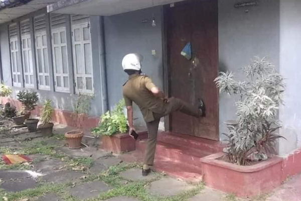 தனியாக வசித்து வந்த பெண்ணொருவர் வீட்டில் இருந்து சடலமாக மீட்பு! | Corpse From The Home Of A Person Who Lived Alone