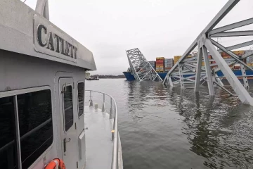 அமெரிக்காவின் ஆற்றின் நடுவே இடிந்து விழுந்த பாலம் ; 200 டன் பாகங்கள் மீட்பு