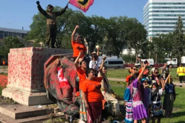 கனடாவில் விக்டோரியா மகாராணி மற்றும் எலிசபெத் மகாராணியின் சிலைகள் உடைப்பு! கமெராவில் சிக்கிய காட்சி