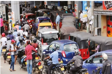 மக்களோ வரிசையில் - எரிபொருளுக்கு தட்டுப்பாடு இல்லை என அறிவிக்கும் அரச அதிகாரி