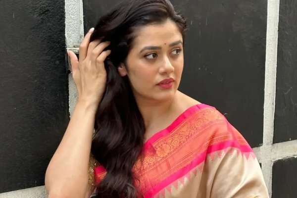 யார் இந்த கிரிஜா? பிரபல நடிகருடன் நெருக்கமான காட்சிகள், திடீர் ட்ரெண்டிங், முழு விவரம்... | Trending Actress Girija Oak Full Details Are Here யார் இந்த கிரிஜா? பிரபல நடிகருடன் நெருக்கமான காட்சிகள், திடீர் ட்ரெண்டிங், முழு விவரம்... | Trending Actress Girija Oak Full Details Are Here