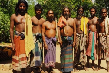 தம்பனை பழங்குடியின குழந்தைகளுக்கு ஆங்கில மொழி கற்பிக்கும் பொலிஸார்