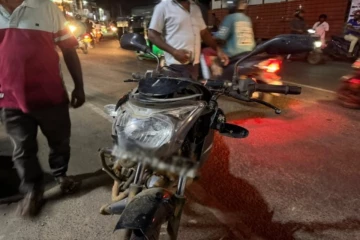 தமிழர் பகுதியில் நடு வீதியில் கைவிலங்கிட்டு அழைத்து செல்லப்பட்ட நபர் ; போக்குவரத்துப் பாதிப்பு