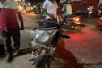தமிழர் பகுதியில் நடு வீதியில் கைவிலங்கிட்டு அழைத்து செல்லப்பட்ட நபர் ; போக்குவரத்துப் பாதிப்பு